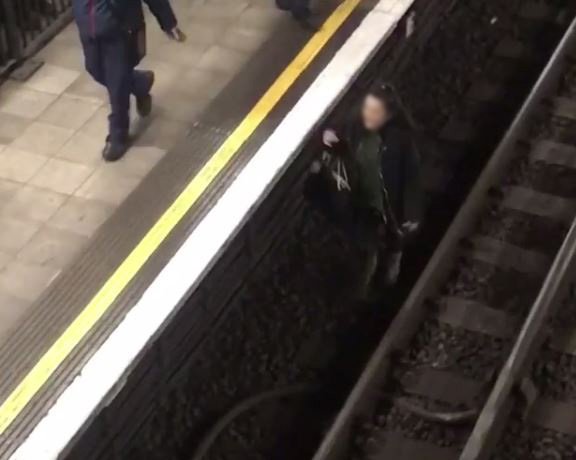 女子为了捡手机跳下铁轨 4趟列车被拦停