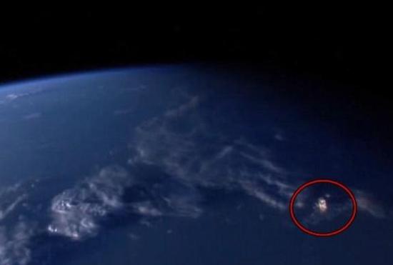 巨型UFO？NASA太空站拍到发光物后掐断直播