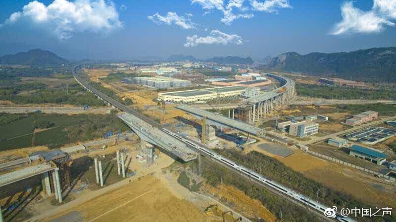 中国首例高速桥梁转体跨高铁成功完成