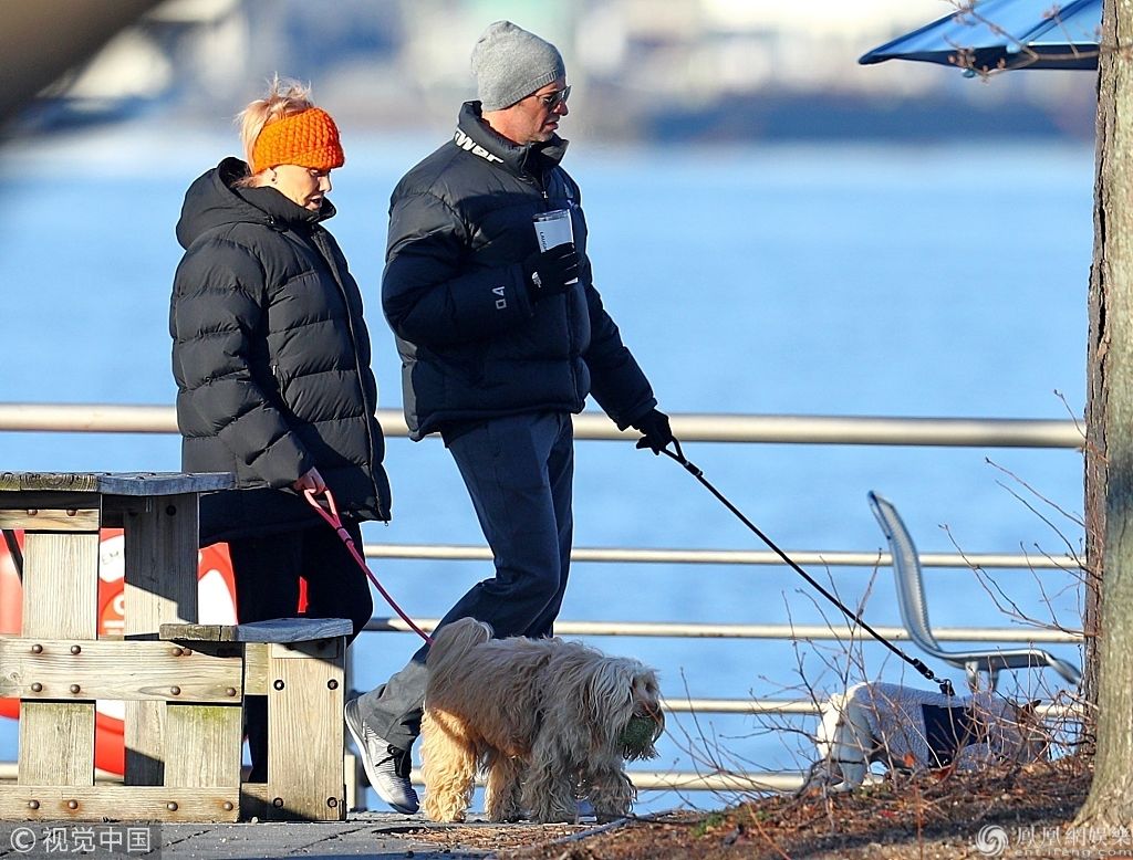 全球最性感男人与大13岁妻子情侣装遛狗