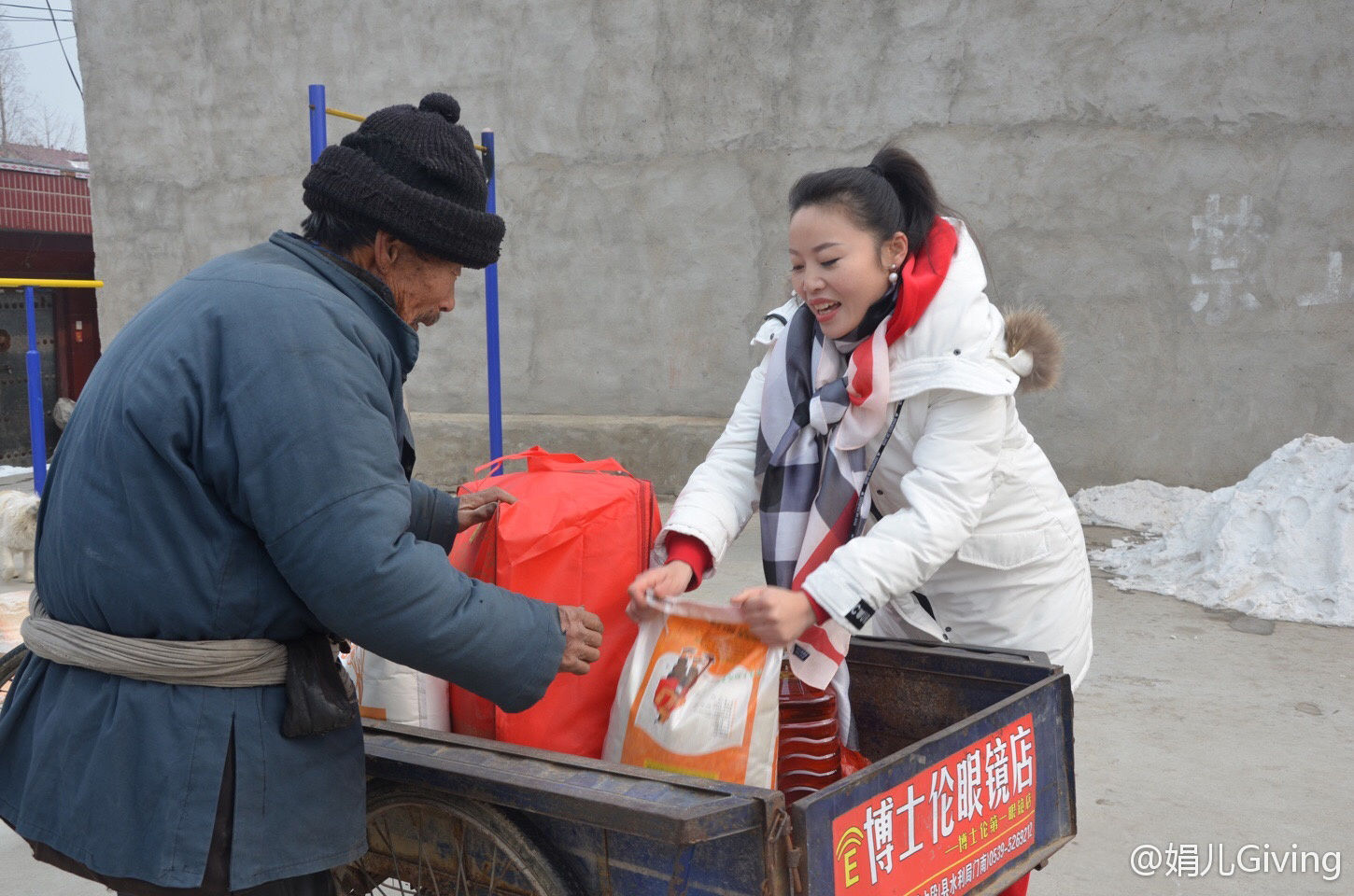 草帽姐为乡亲们分发年货 寒冬不忘帮老人推车