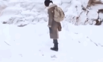 王俊凯亲身示范 如何化解雪地里摔倒的尴尬
