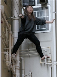 女子爬在大厦外墙引围观