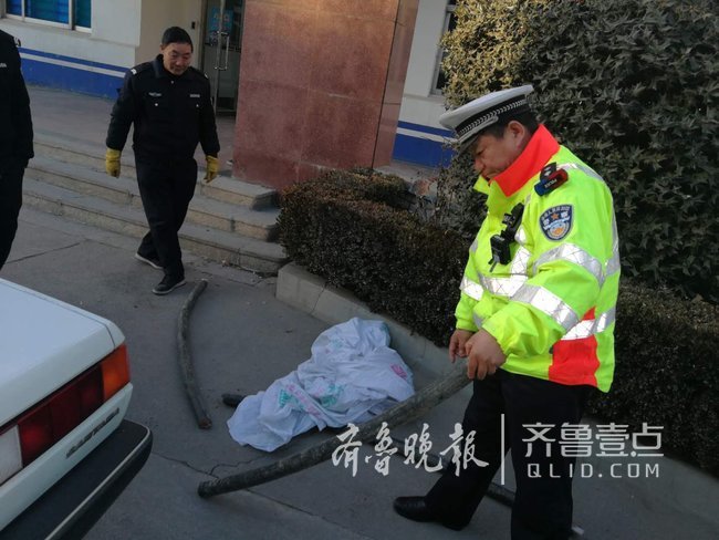 泰安:民警巡逻遇可疑摩托车 驾驶员竟盗80斤电