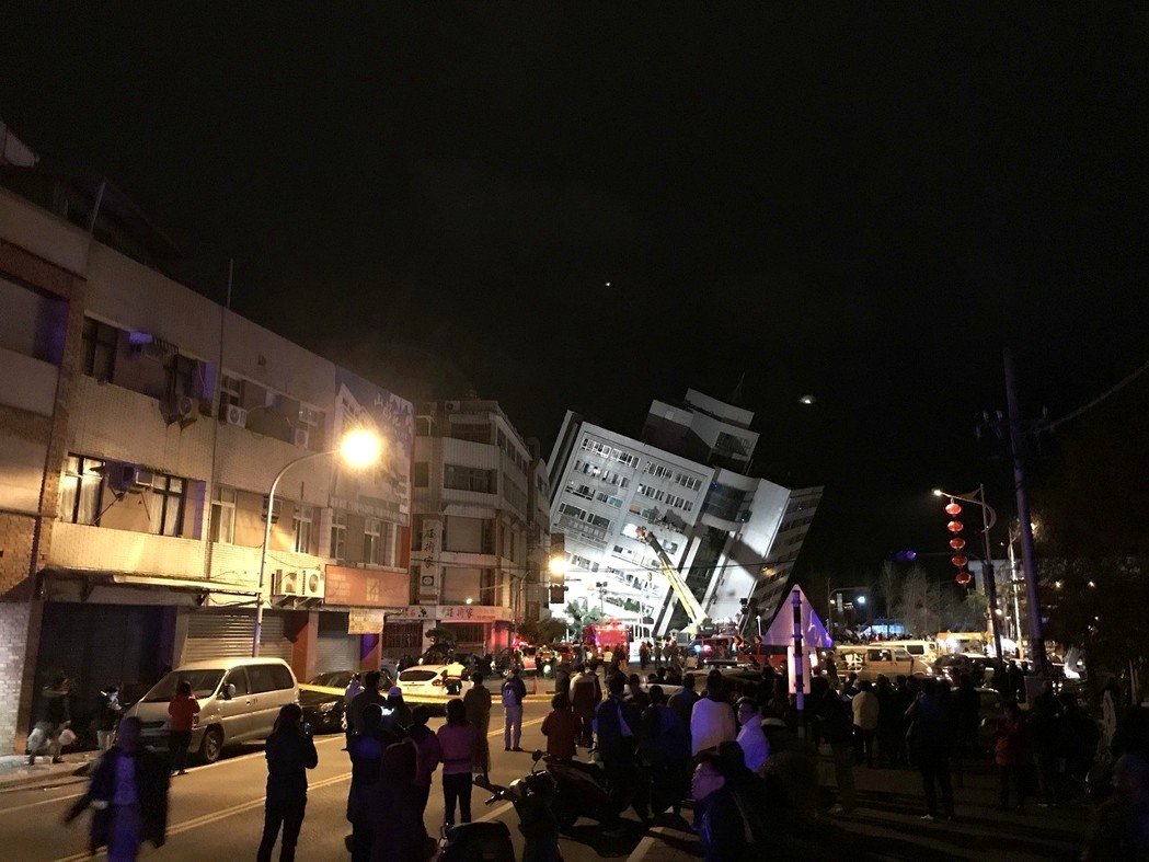 台媒：花莲县地震，传玉里镇有大楼倒塌，救援人员正前往