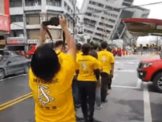 台湾宗教团体被曝在地震灾区拍走秀片 还蹭吃救援食物