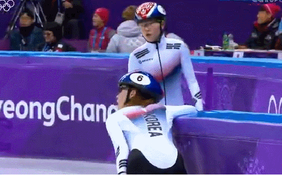 自相残杀！短道韩国两女将赛中抢位相撞无缘金牌