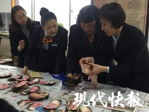 惨!男子40万现金放冰箱,结果家里失火了.(图)