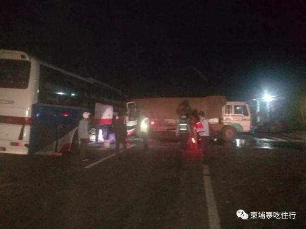  柬埔寨一辆载满外国游客的巴士发生车祸 致1死19伤 