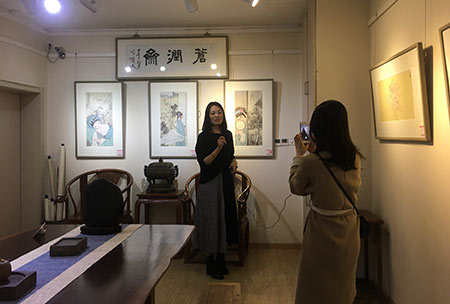 首页 画家陆彩娟此次的参展作品是画的一组昆剧人物,名为《春色如许