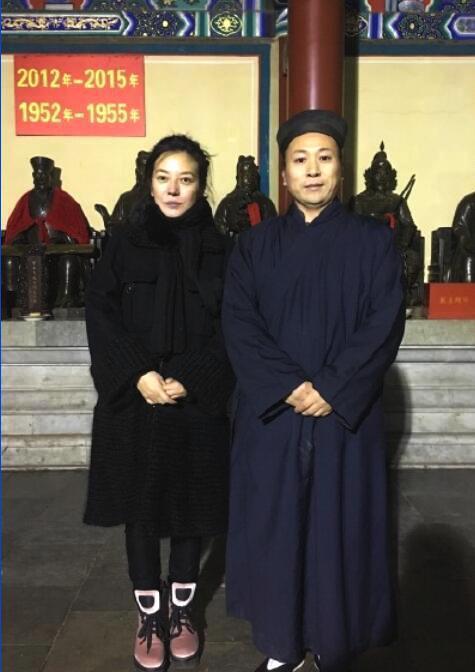 42岁赵薇现身寺庙祈福 暴瘦后的她脸都凹进去了