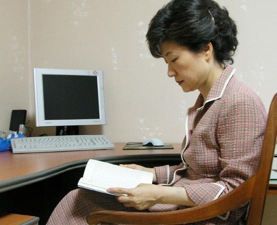 朴槿惠狱中入手两本新书 韩媒：她想用来止疼！