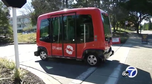 美加州首批无人公交车上路测试：无方向盘和刹车踏板