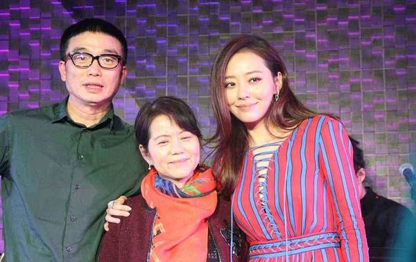 张靓颖被曝跟老公冯轲已离婚?网友:她妈妈看得