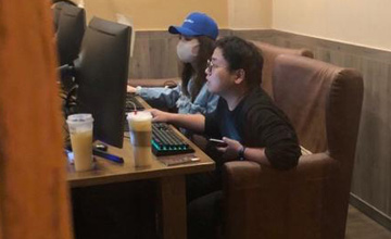 	
“江姓当红女星与男性朋友网吧打游戏被网友拍到