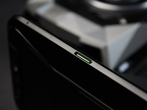 Miss用黑鲨游戏手机直播吃鸡 百万粉丝围观