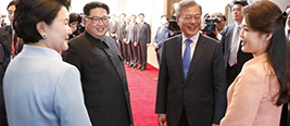 朝韩领导人夫妇合影 金正恩说了一句话引全场大笑