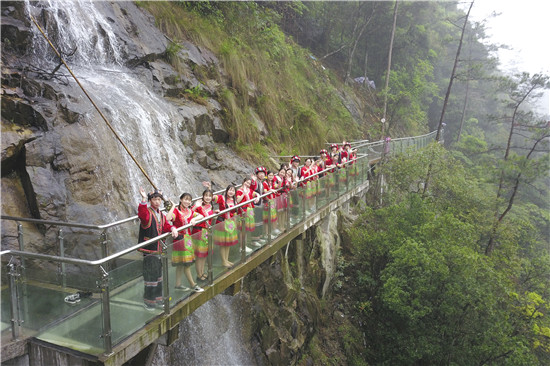 峡谷瀑布中的高空刺激汝城九龙江水幕玻璃栈道开通