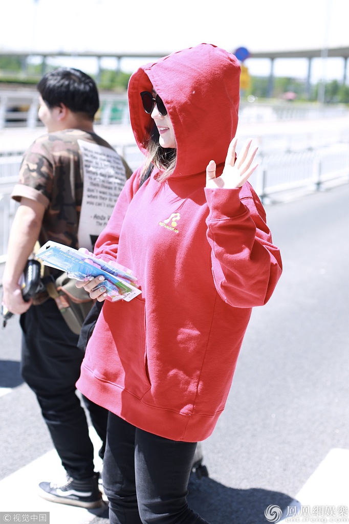 何洁红衣配墨镜变身大姐大 戴小猪佩奇表成最