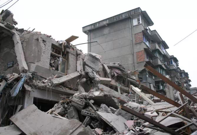 为生者歌：普通灾民的“寻?>