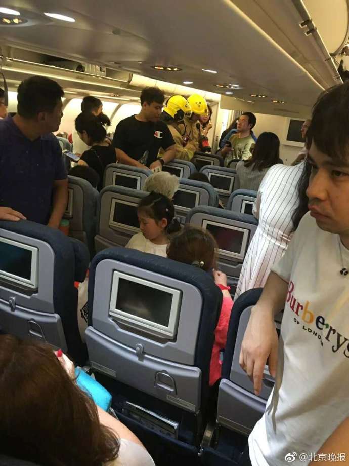 国航香港飞北京航班起飞不到5分钟后机舱冒烟返航