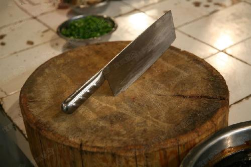 撞见前妻与情人在家中幽会 前夫用菜刀砍伤情