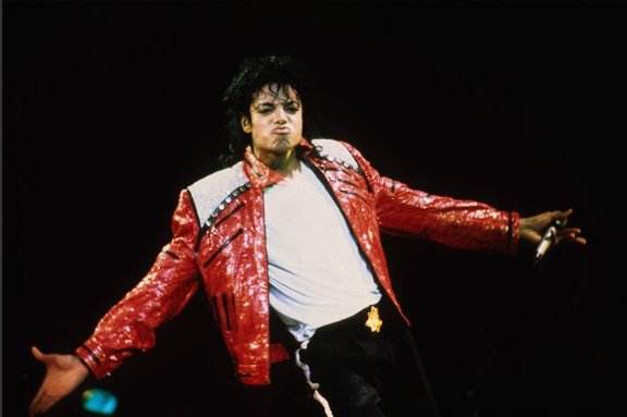 MJ好莱坞星星标志被喷漆 女儿帕丽斯火速清理