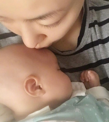 熊黛林首次公开女儿照片 亲吻额头哄睡觉温馨十足