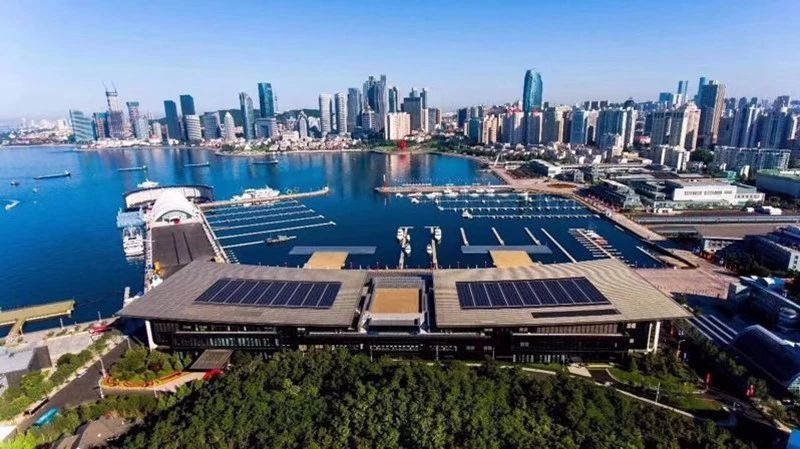 上合峰会主会场:青岛国际会议中心 届时,成熟的会展旅游经济,可直接推动商业、饮食等服务业的发展,因为举办地要提供商品展览、研讨会议、新闻通讯、住宿酒店等会展一系列的服务,这样就带动了本地酒店、商业、餐饮等与旅游业相关领域的发展。同时,还能推动举办地加强楼宇、交通、物流、通讯、环保等基础设施的改善,从而全面提升举办地的综合经济实力。
