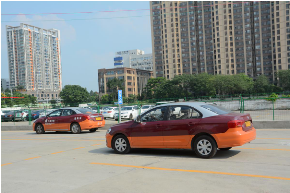 2018高考结束后 广州高考生扎堆学车