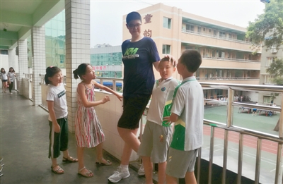 11岁四川男孩身高2.06米 或是全球最高小学生