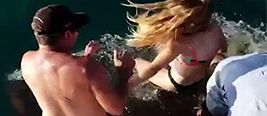 比基尼女子游艇喂鲨鱼 一伸手就被猛咬拖下水