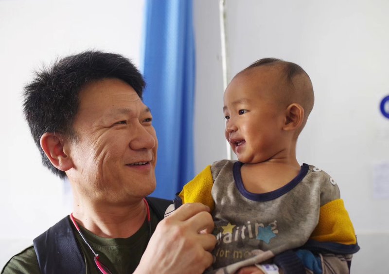 “微笑行动”负责人王晓卫进行术后查房