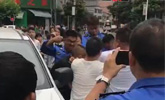 多名城管当街围殴一男子 5名城管被拘留