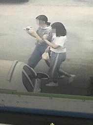 这幕后，两名女孩失踪了