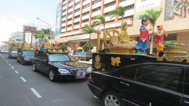 不赏脸!蔡英文出门遭出殡车队“开道”又遇救护车“送行”