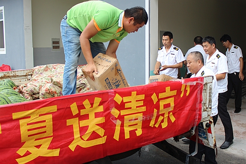 莱西市总工会给交运一线职工送来夏日降暑大