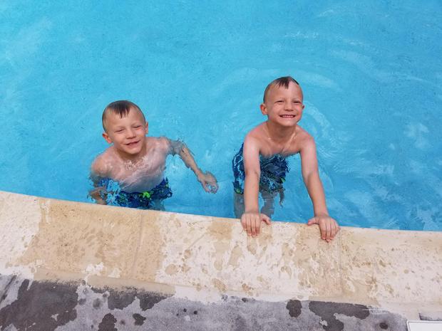 6岁的双胞胎兄弟救了溺水的3岁小宝宝