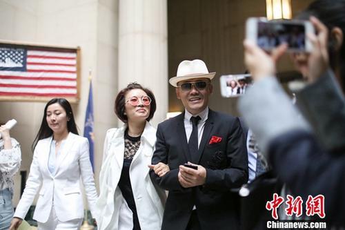 华人律师起诉周立波索1千万美元 曾为其涉毒案辩护