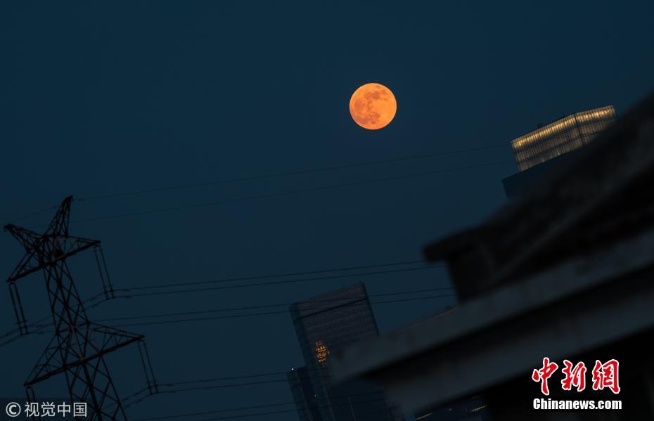 本世纪最长月全食来临 各地天空挂“红月”