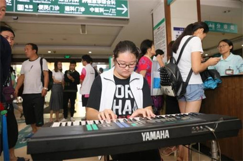 四川省肿瘤医院上演快闪秀 志愿者用服务表达