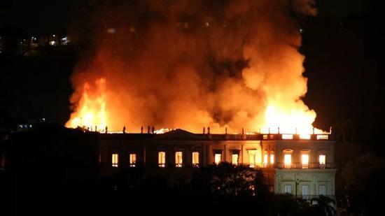 巴西国家博物馆遭遇大火 200年历史一夜＂灰飞烟灭＂