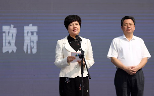 市委副书记,市长蔡丽新主持