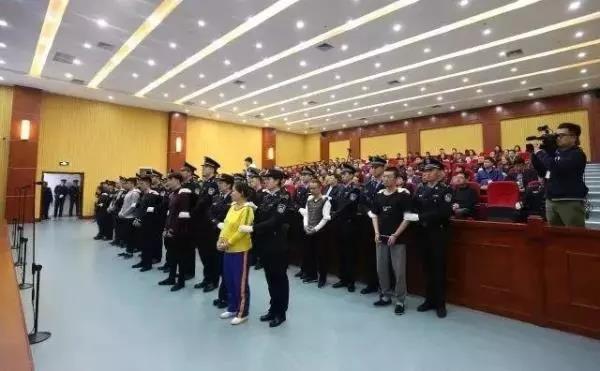 青岛卖淫黑市大姐被判20年 掌控洗头房动辄打砸抢