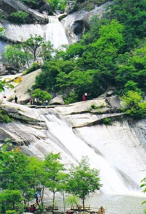 西峡龙潭沟旅游度假区赏秋山红叶,观瀑布奇石,采摘猕猴桃