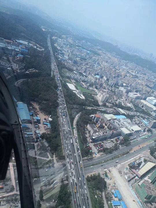 四川高速交警开直升机巡航路况 出行遇较大车