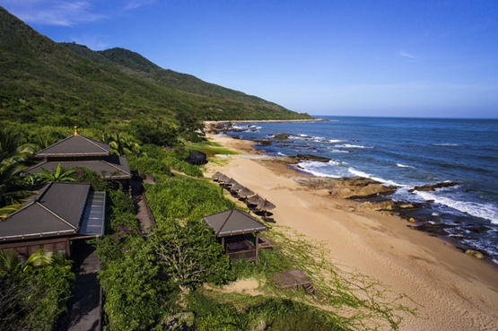 跟随《火力无限》游大小洞天(二)|依山傍海小月湾 踏浪嬉戏觅净土