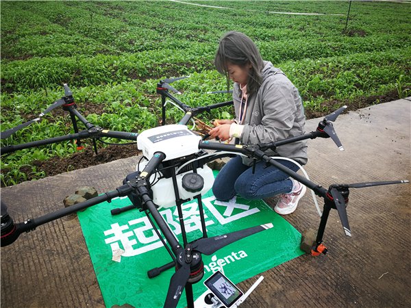 无人机打农药比赛30人PK 95后女孩参与引关注