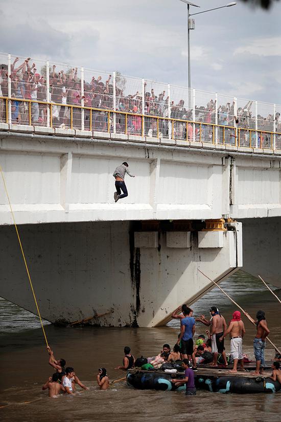 洪都拉斯移民挤爆墨危边境 特朗普威胁调军队阻止