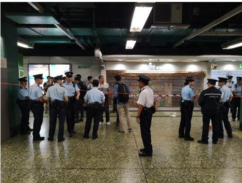 香港一港铁站发生开枪事件 一名持刀男子被制服